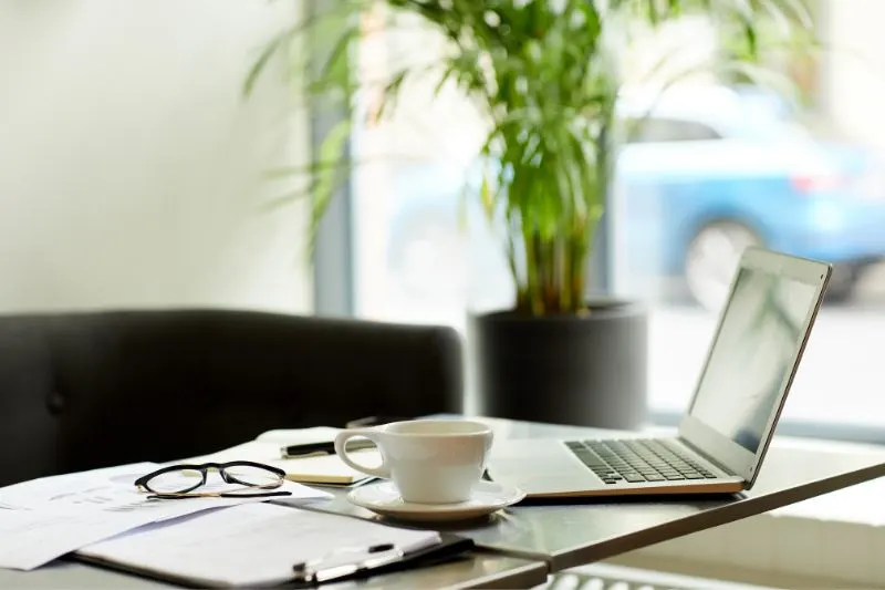 freelancer productivity and life in a hostel - affirmations for productivity - basic productivity tools for freelancers - time tracking for freelancers - freelance time management - freelance expense tracking