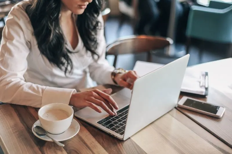 freelancer productivity and life in a hostel - affirmations for productivity - basic productivity tools for freelancers - time tracking for freelancers - freelance time management - freelance expense tracking