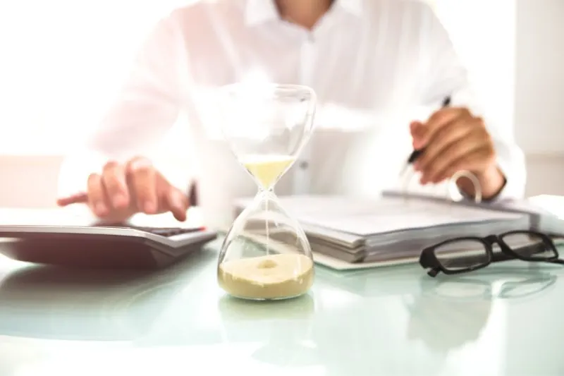 freelancer productivity and life in a hostel - affirmations for productivity - basic productivity tools for freelancers - time tracking for freelancers - freelance time management - freelance expense tracking