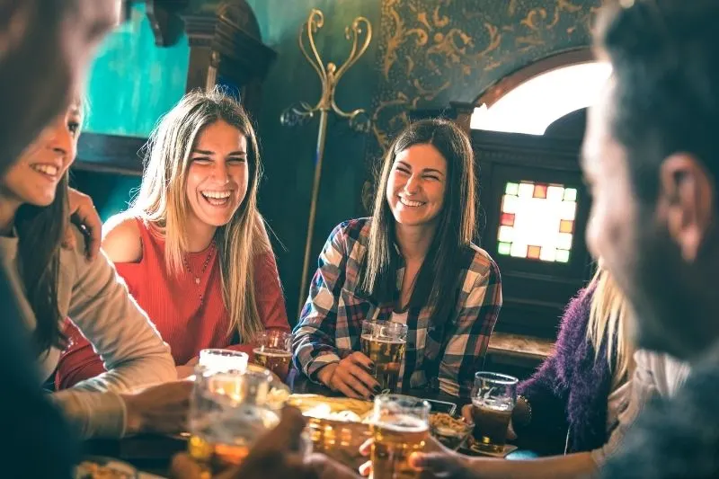 tips to survive in a hostel - best tips for life in a hostel - study abroad programs - tips for hostel life for freelancers - hostel life for students - hostel tips to study abroad