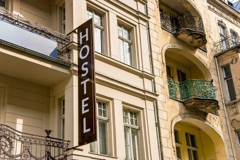 tips to survive in a hostel - best tips for life in a hostel - study abroad programs - tips for hostel life for freelancers - hostel life for students - hostel tips to study abroad