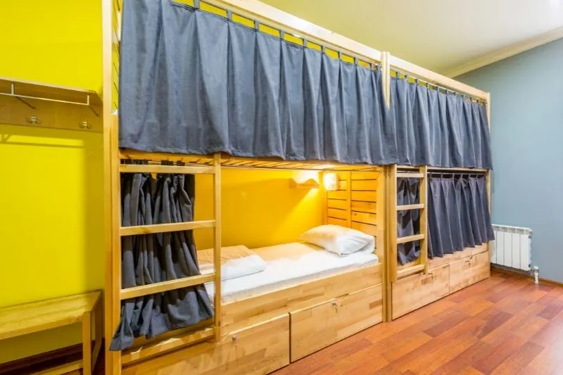 tips to survive in a hostel - best tips for life in a hostel - study abroad programs - tips for hostel life for freelancers - hostel life for students - hostel tips to study abroad