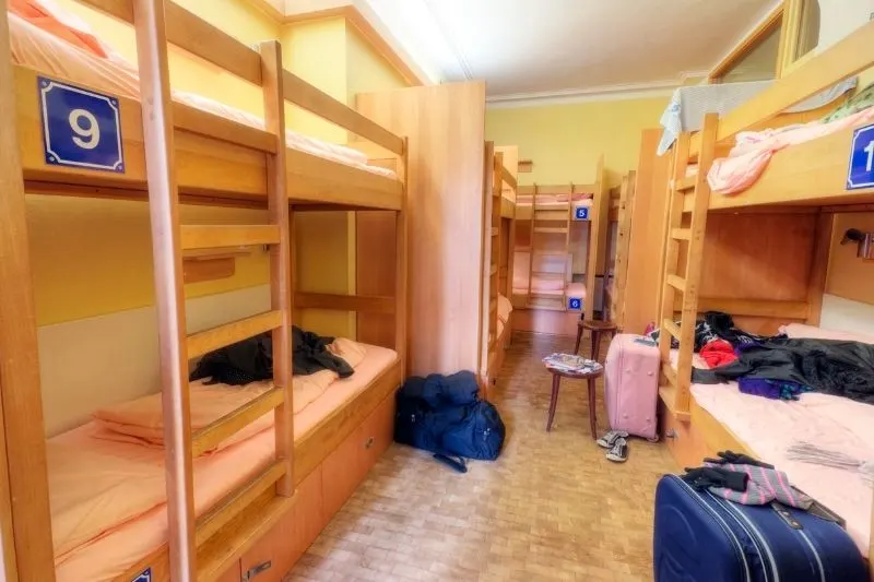 tips to survive in a hostel - best tips for life in a hostel - study abroad programs - tips for hostel life for freelancers - hostel life for students - hostel tips to study abroad