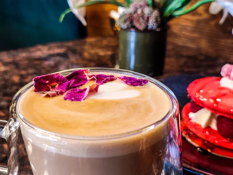 instagrammable cafes in london - halal restaurants knightsbridge - coffee shops in knightsbridge - coffee shops near harrods - luxury cakes london - ore cafe brompton road review - ore cafe rose latte