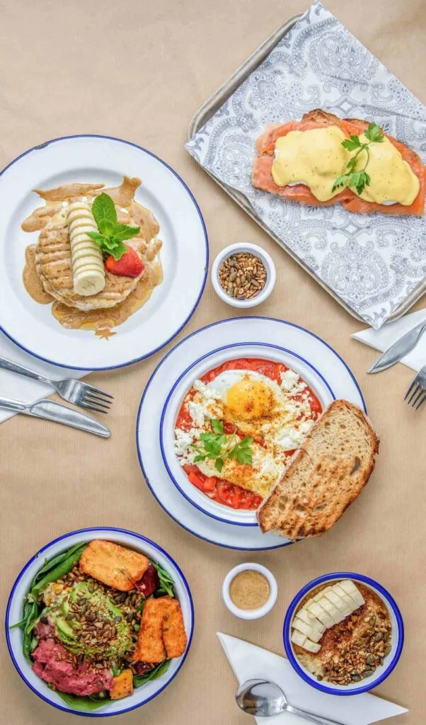 best breakfast in notting hill - bottomless brunch notting hill - best brunch in notting hill - best cafes in notting hill - best cafes on portobello road - coffee shops notting hill - best restaurants in notting hill - best cakes in notting hill - best coffee in notting hill - bluebelles of portobello