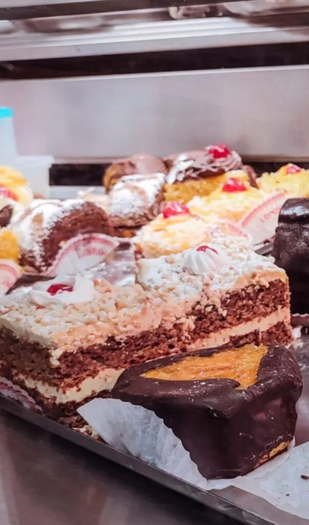 best breakfast in notting hill - bottomless brunch notting hill - best brunch in notting hill - best cafes in notting hill - best cafes on portobello road - coffee shops notting hill - best restaurants in notting hill - best cakes in notting hill - best coffee in notting hill - lisboa patisserie review