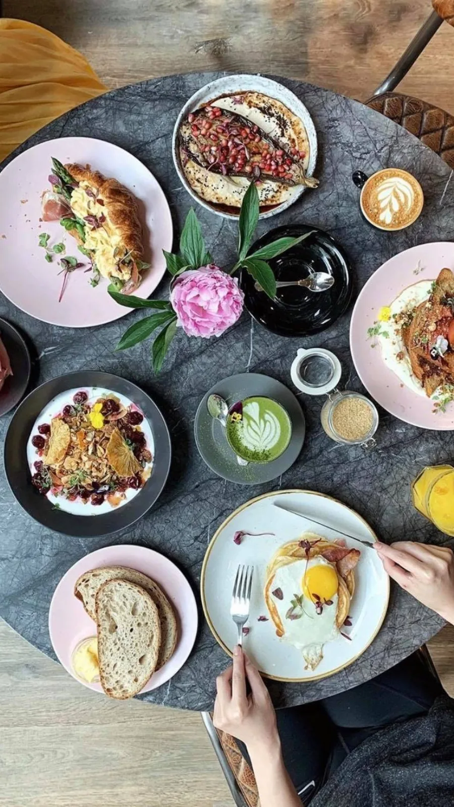 best brunch in london king's cross food spots - best places to eat in central london - half cup
