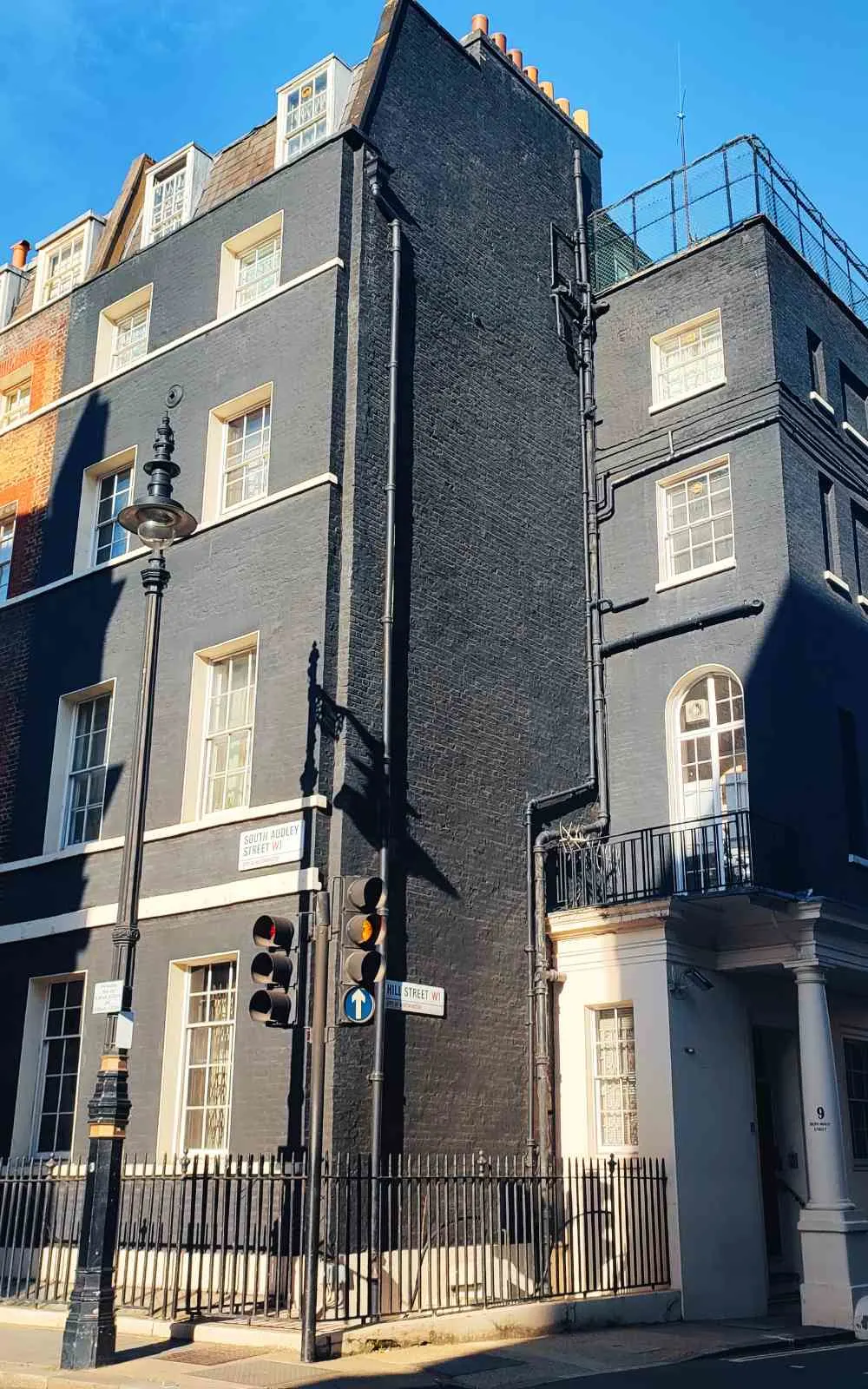 most colorful places in london - most scenic places in london - most colorful streets in london - most colorful mews in london - most colorful houses in london - most beautiful places in london - best hidden gems in london - most beautiful secret places in london - carnaby street - covent garden - bonny street camden - devonshire mews south marylebone - neal's yard - soho - elan cafe - james street - primrose hill colorful houses - chalcot square - chalcot street - portobello road - notting hill - st lukes mews - camden town - chelsea mews - shoreditch street art - millenium bridge ben wilson - sculpture in the city - hay's galleria - dopamineland - mayfair - fitzrovia