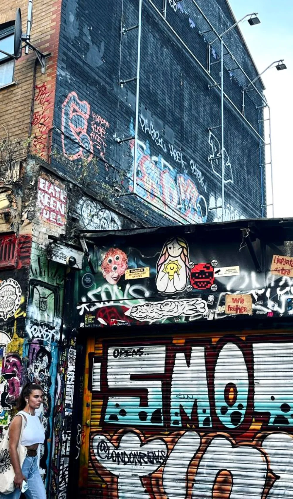 best brick lane street art - best street art in london - best street art in brick lane - prettiest places in london - best free things to do in london - best things to do in brick lane - best things to do in shoreditch - best things to do in bethnal green - most beautiful places in london - best streets for street art in london - best areas for street art in london neighborhoods - best markets in shoreditch - best markets in brick lane - best cafes in brick lane - best restaurants in brick lane - best street art in east london - most colorful places in london - most instagrammable places in london