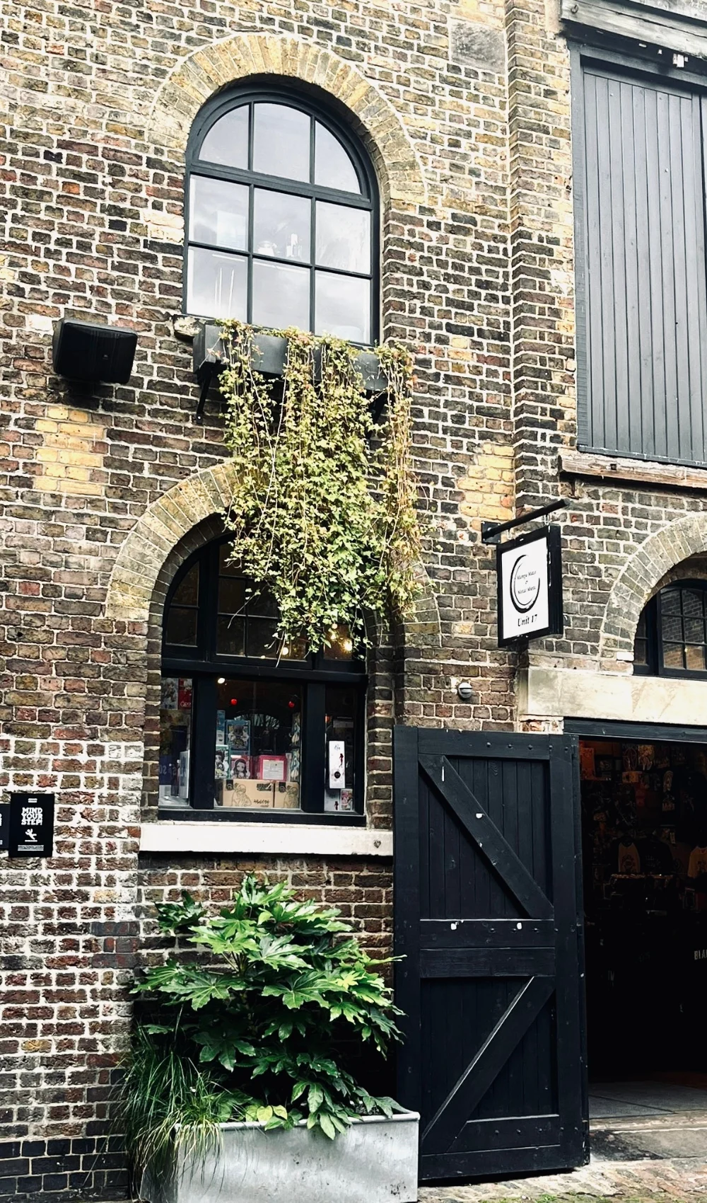 best things to do in camden market - free things to do in camden town - secret things to do in camden - best free things to do in London - best things to do in london with kids - most colorful streets in camden kentish town - camden lock - most beautiful architecture in london