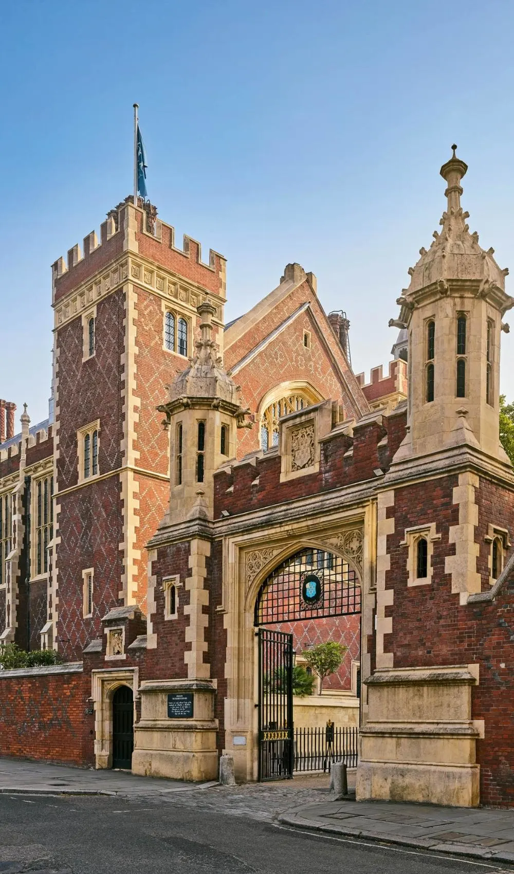 most secret royal palaces in london - secret castles in london - most beautiful stately houses in london - most historic houses in london - stately homes in london - most beautiful interiors in london - most secret art galleries in london - romantic date ideas in london - prettiest places in london - most instagrammable places in london - best palaces in london