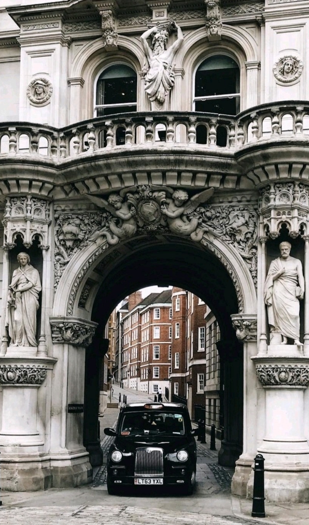 most secret places in london - most secret photography spots in london - best places to take pictures in london - urban photography locations in london - most instagrammable places in london - nice places to take pictures in london - outdoor photoshoot locations in london - most romantic date ideas in london - best hidden gems in london - best free things to do in london - most aesthetic places in london - best places to visit in london for couples - romantic places in london - where to see flowers bloom in london - best cherry blossom in london - where to see foliage in london autumn - london travel blog - london travel guide - traveling to london for the first time - prettiest neighborhoods in london - pretty areas in london - where to see free views in london - free rooftops in london - most secret gardens in london - most beautiful places in london - middle temple temple church fleet street