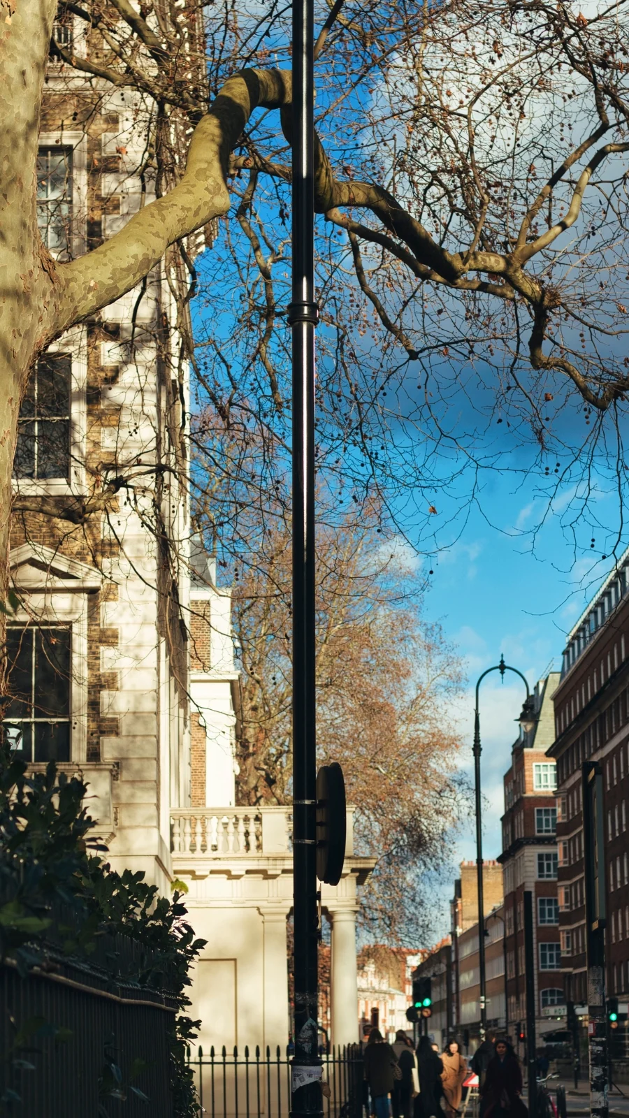 things i wish i knew before visiting london - best free things to do in london - best places to visit in london - traveling to london for the first time - things i wish i knew before going to london - things to do before traveling to uk - traveling in london travel guide - london travel blog - best places to eat in london - london etiquette - london travel tips - london travel essentials - london life aesthetic - first time travel to london 