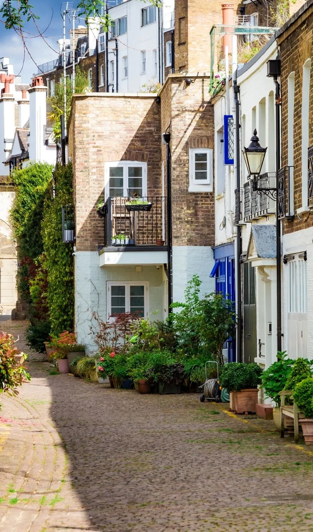 1 day in london itinerary - free things to do in london - how to spend 24 hours in london - nontouristy things to do in london - traveling to london for the first time - how to save money in london - how to make friends in london - how to spend one day in london - 2 day itinerary in london - best cheap eats in london - prettiest neighborhoods in london - cutest mews in london