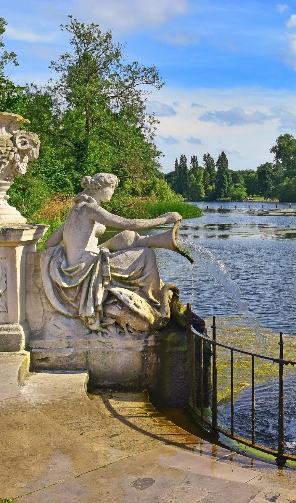 1 day in london itinerary - free things to do in london - how to spend 24 hours in london - nontouristy things to do in london - traveling to london for the first time - how to save money in london - how to make friends in london - how to spend one day in london - 2 day itinerary in london - best cheap eats in london - prettiest neighborhoods in london - cutest mews in london