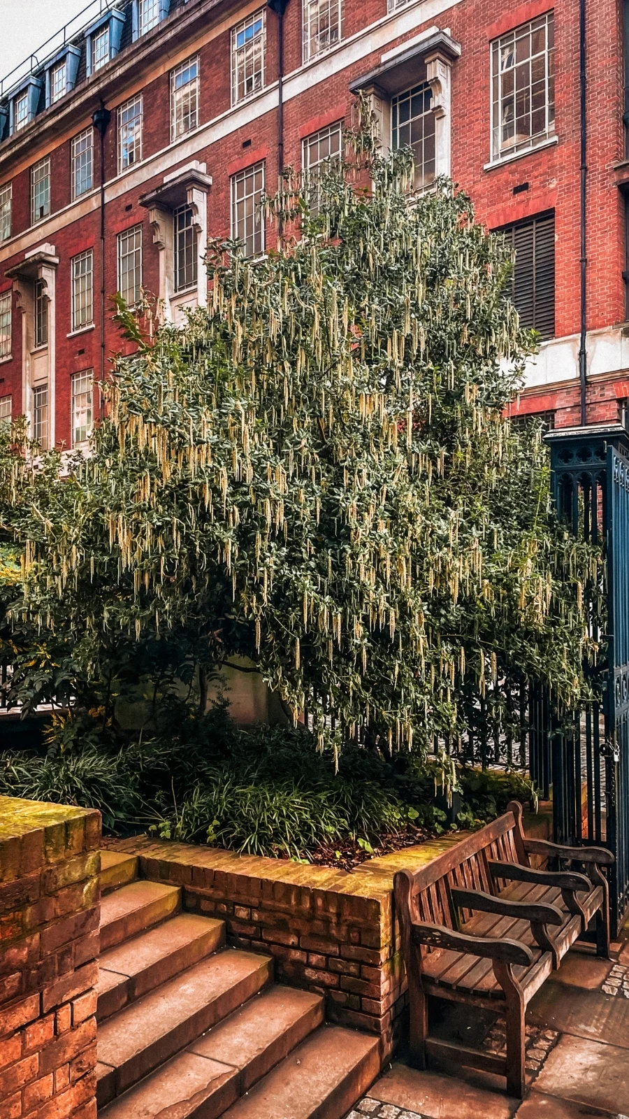 best things to do during autumn in london - beautiful places - london travel guide st dunstan in the east