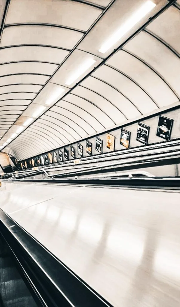 tips to move to london - digital nomad in london - how to move to london tips - london travel guide - expat in london - how to become a digital nomad in lonodn - are londoners rude - how to survive in london uk