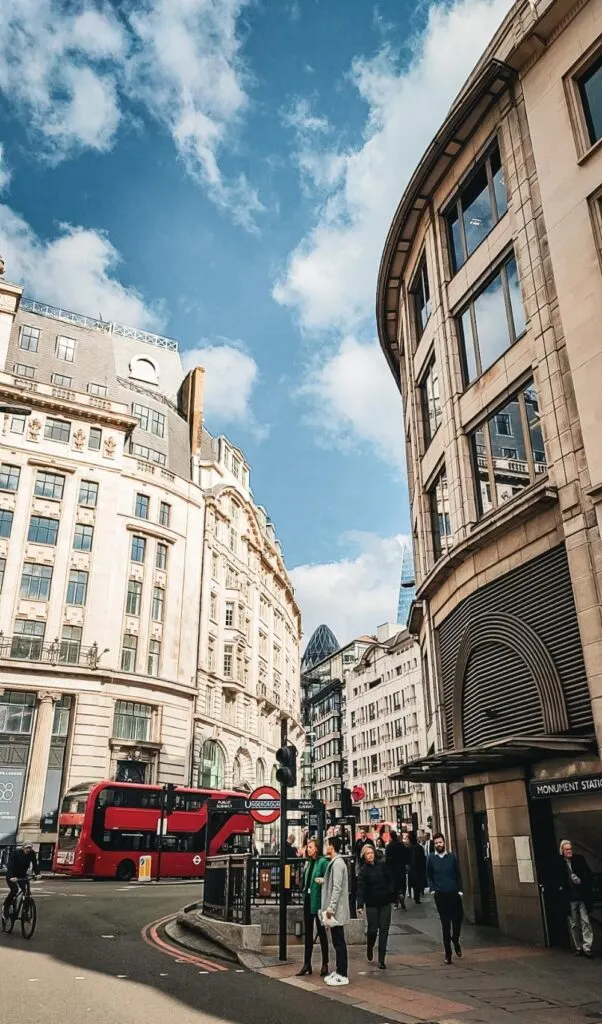 tips to move to london - digital nomad in london - how to move to london tips - london travel guide - expat in london - how to become a digital nomad in lonodn - are londoners rude - how to survive in london uk