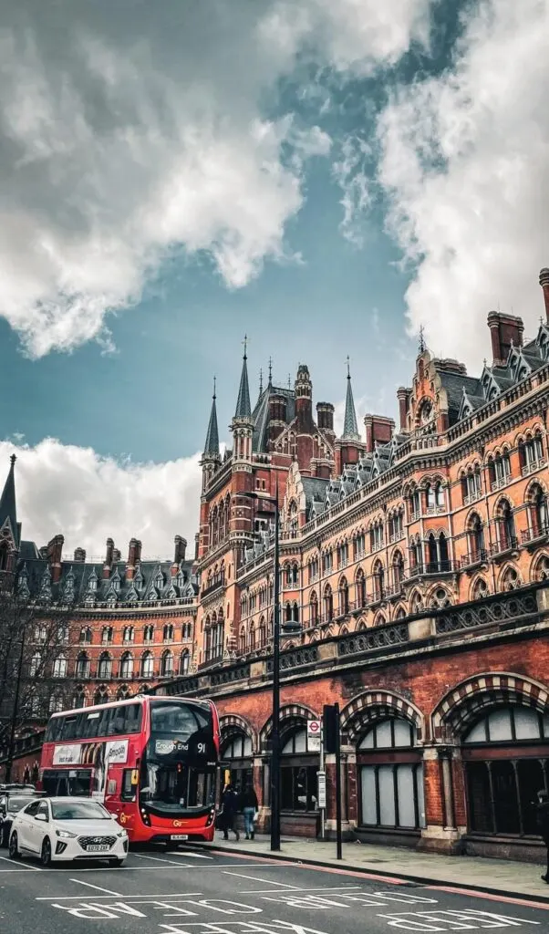 tips to move to london - digital nomad in london - how to move to london tips - london travel guide - expat in london - how to become a digital nomad in lonodn - are londoners rude - how to survive in london uk