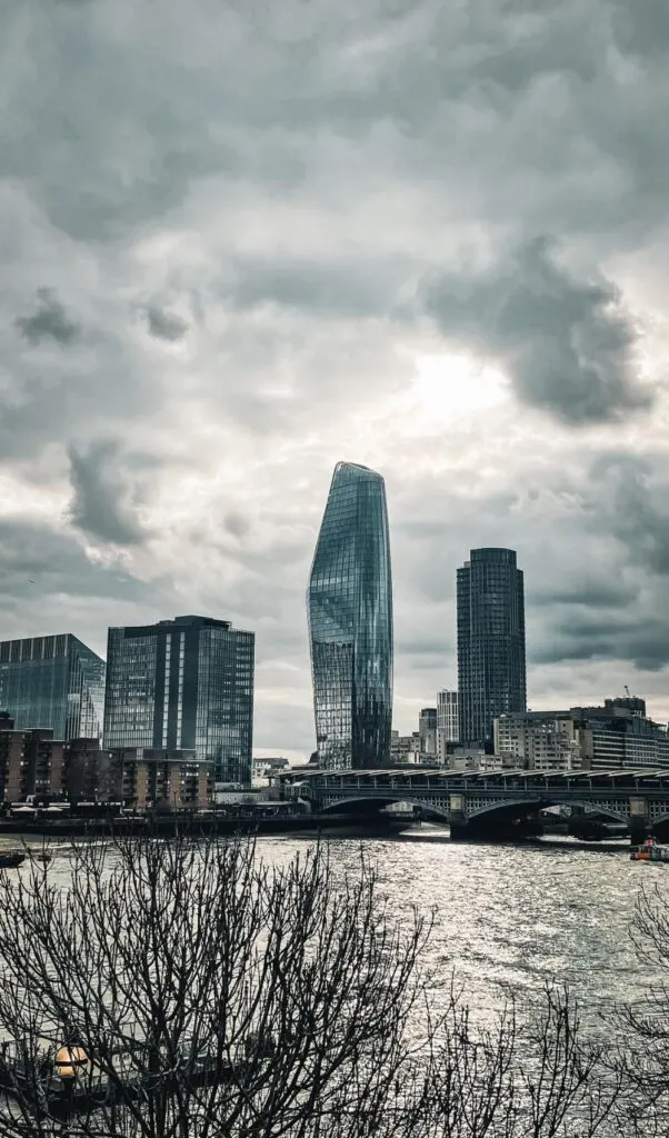 tips to move to london - digital nomad in london - how to move to london tips - london travel guide - expat in london - how to become a digital nomad in lonodn - are londoners rude - how to survive in london uk