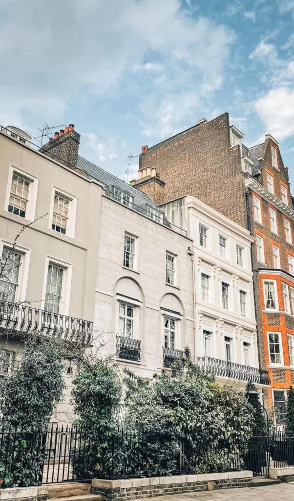 tips to move to london - digital nomad in london - how to move to london tips - london travel guide - expat in london - how to become a digital nomad in lonodn - are londoners rude - how to survive in london uk