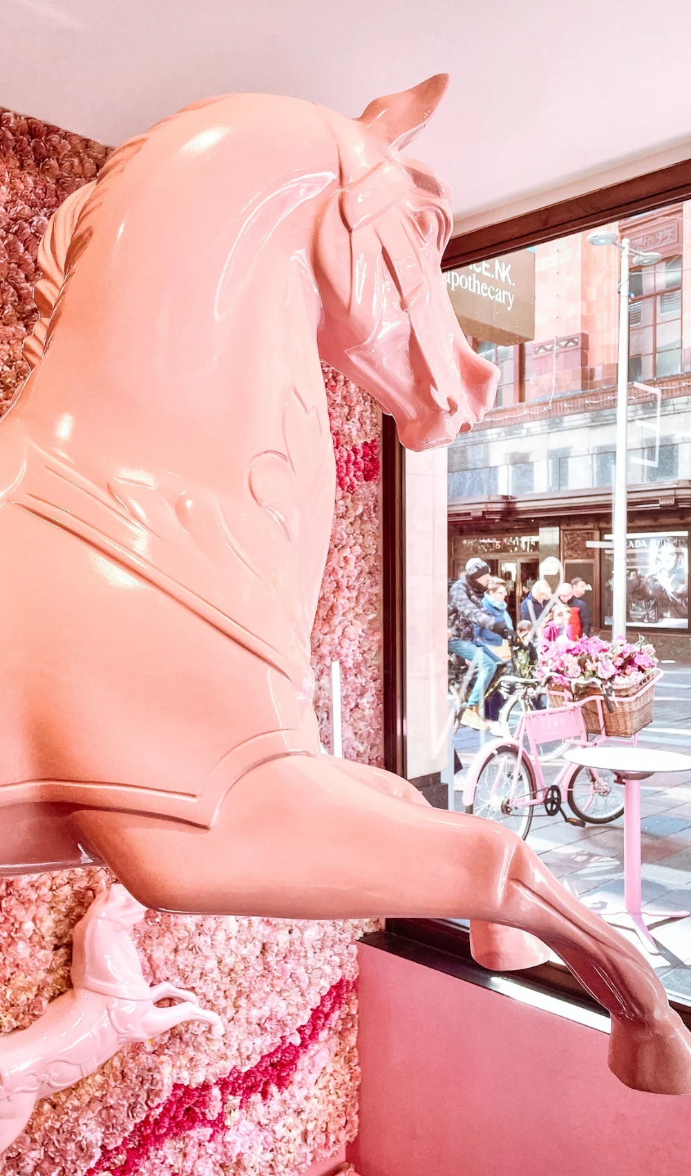 best pink cafes in london - cute pink coffee shops in london - elan cafe hans crescent review - el&n london review - elan cafe knightsbridge review harrods - el&n cafe locations london - hans crescent knightsbridge - most instagrammable cafes in london - elan cafe menu - best french toast in london - best pink latte in london - floral cafes in london - best cafes near harrods - best cafes in knightsbridge west london