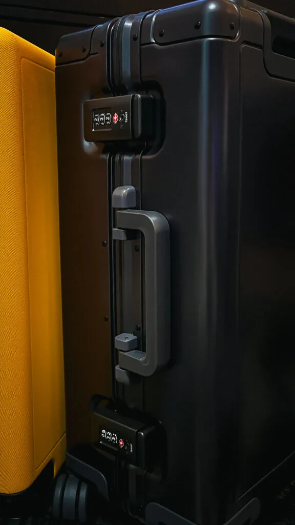 level 8 gibraltar review - level 8 gibraltar aluminum suitcase review - level 8 luggage review - level 8 carry on - level 8 photos - best luggage brands - best luggage for international travel - best luggage sets - best aluminum suitcase - best aluminum luggage cabin