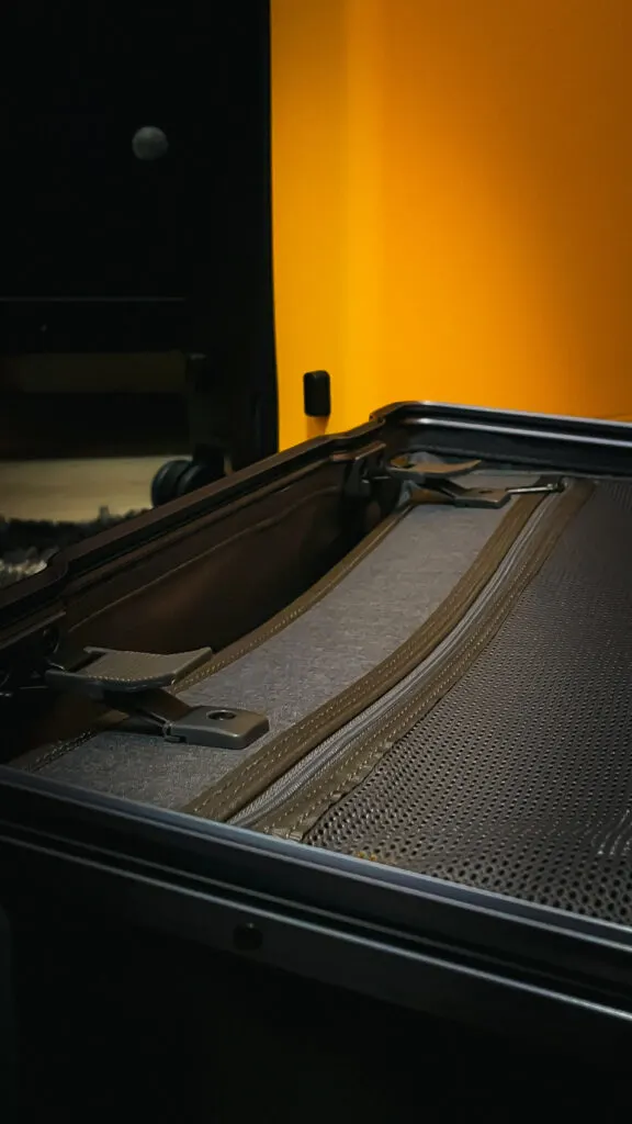 level 8 gibraltar review - level 8 gibraltar aluminum suitcase review - level 8 luggage review - level 8 carry on - level 8 photos - best luggage brands - best luggage for international travel - best luggage sets - best aluminum suitcase - best aluminum luggage cabin