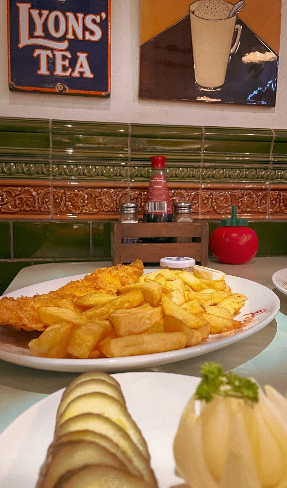 review poppies fish and chips london camden - poppies fish and chips menu - best fish and chips in london - best restaurants in camden town - best places to eat in camden town - best restaurants in london