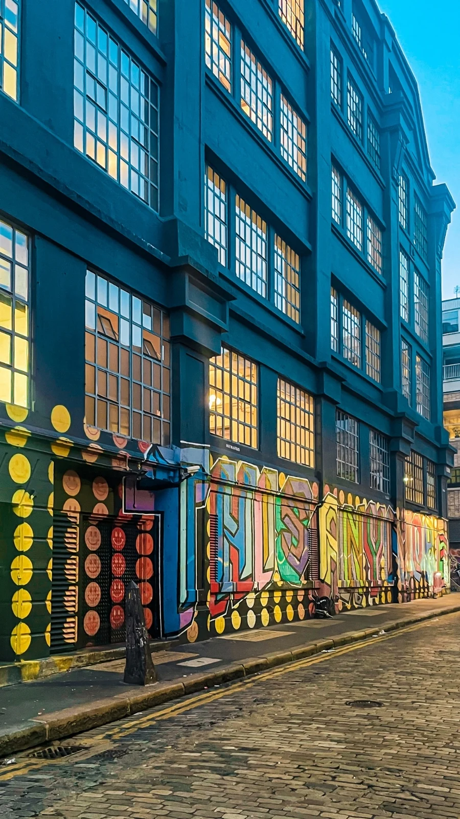 best places to visit in london - most beautiful places in london - aesthetic places in london - multicolor places in london to see - places to visit during spring in london - places to visit during summer in london - colorful places in london - free things to do in london - places to visit during autumn in london - places to visit during winter in london - best things to do in london off the beaten path - non touristy places in london - secret places in london - most instagrammable places in london - london travel guide - london bucket list - colorful houses in london notting hill - most beautiful neighborhoods in london - pretty streets in london