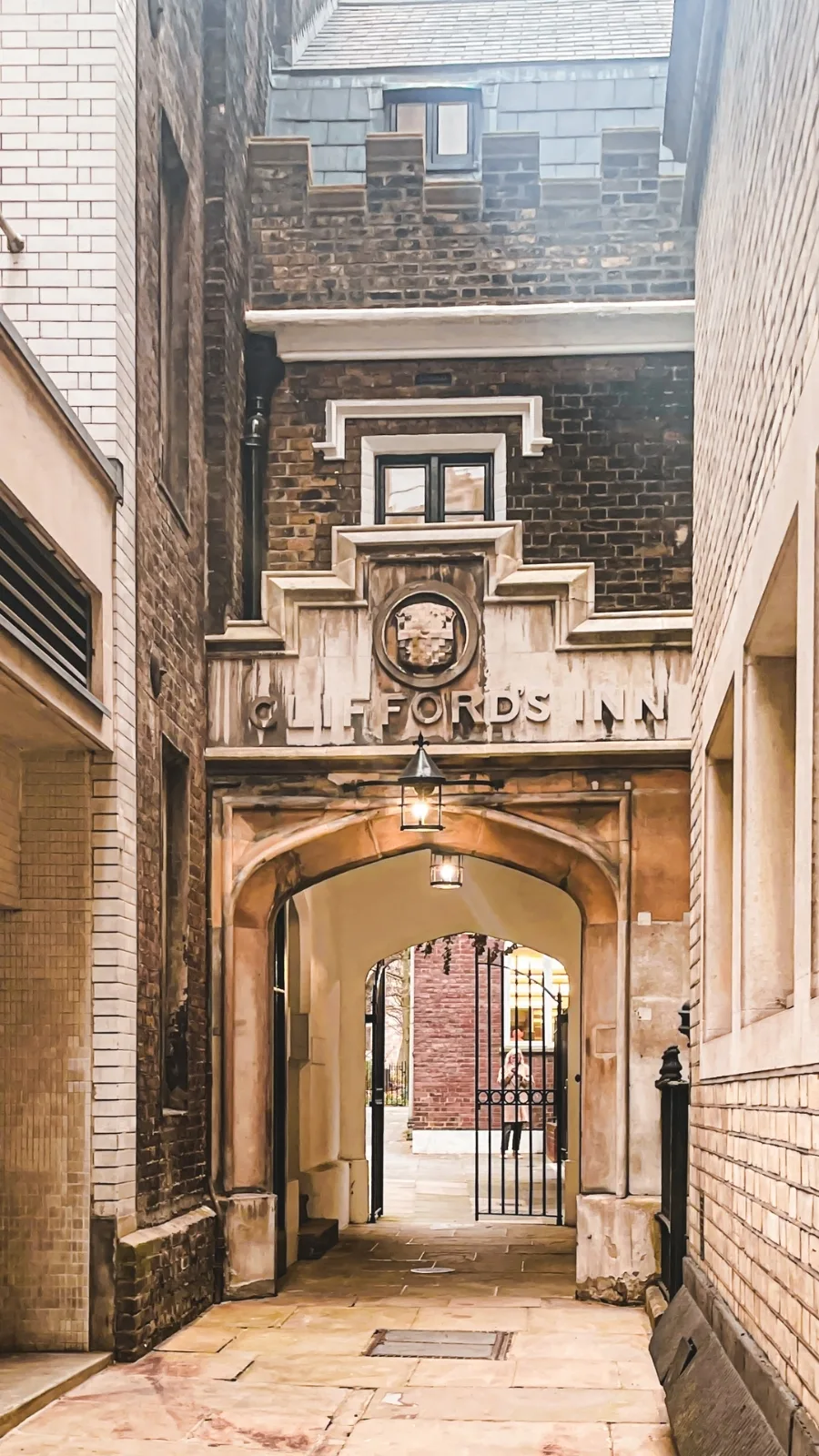 best things to do in fleet street london aesthetic - london travel guide - london bucket list - free things to do in london - city of london travel guide - best hidden gems in london - hidden places in london - most secret places in london - secret things to do in london - secret gardens in london - unusual things to do in london off the beaten path - oldest streets in london - georgian architecture in london - most beautiful streets in london - beautiful neighborhoods in london to walk around stay - historical sites in london medieval