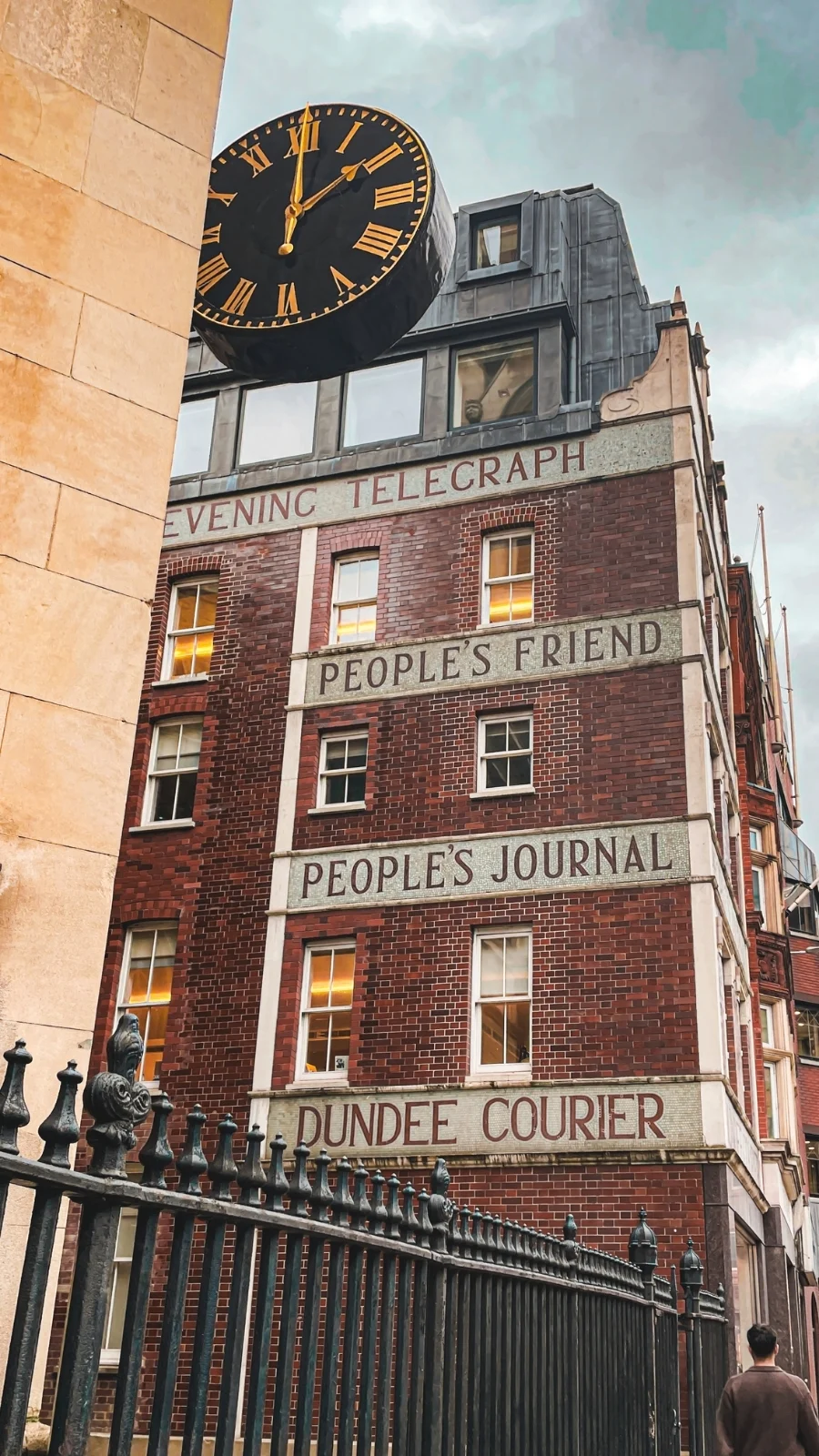 best things to do in fleet street london aesthetic - london travel guide - london bucket list - free things to do in london - city of london travel guide - best hidden gems in london - hidden places in london - most secret places in london - secret things to do in london - secret gardens in london - unusual things to do in london off the beaten path - oldest streets in london - georgian architecture in london - most beautiful streets in london - beautiful neighborhoods in london to walk around stay - historical sites in london medieval
