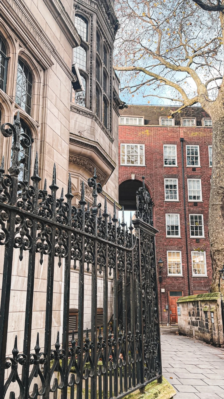 best things to do in fleet street london aesthetic - london travel guide - london bucket list - free things to do in london - city of london travel guide - best hidden gems in london - hidden places in london - most secret places in london - secret things to do in london - secret gardens in london - unusual things to do in london off the beaten path - oldest streets in london - georgian architecture in london - most beautiful streets in london - beautiful neighborhoods in london to walk around stay - historical sites in london medieval - secret courtyards in london