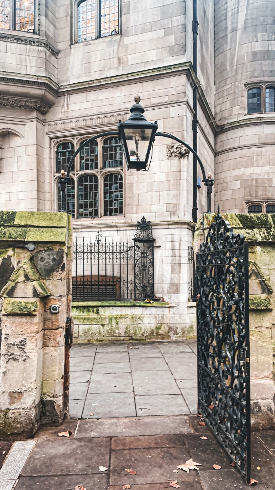 best things to do in fleet street london aesthetic - london travel guide - london bucket list - free things to do in london - city of london travel guide - best hidden gems in london - hidden places in london - most secret places in london - secret things to do in london - secret gardens in london - unusual things to do in london off the beaten path - oldest streets in london - georgian architecture in london - most beautiful streets in london - beautiful neighborhoods in london to walk around stay - historical sites in london medieval - secret courtyards in london
