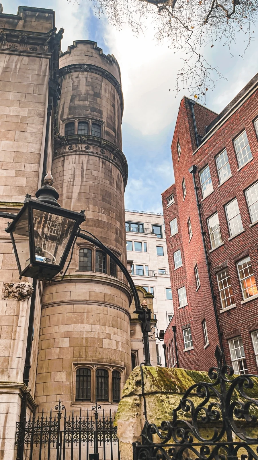 best things to do in fleet street london aesthetic - london travel guide - london bucket list - free things to do in london - city of london travel guide - best hidden gems in london - hidden places in london - most secret places in london - secret things to do in london - secret gardens in london - unusual things to do in london off the beaten path - oldest streets in london - georgian architecture in london - most beautiful streets in london - beautiful neighborhoods in london to walk around stay - historical sites in london medieval - secret courtyards in london