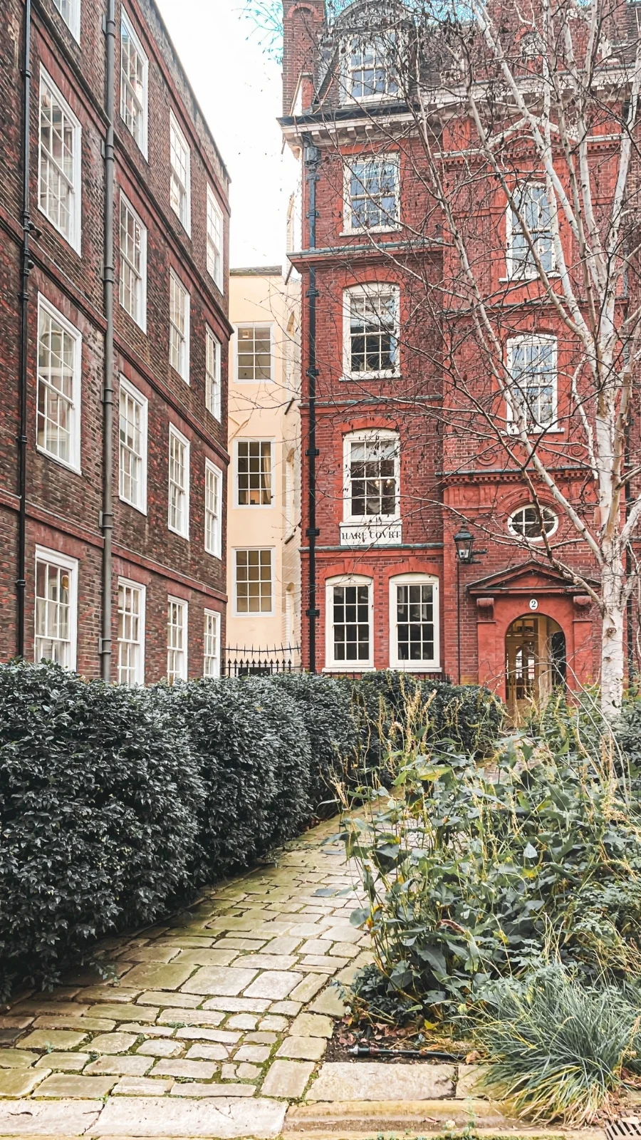 best things to do in fleet street london aesthetic - london travel guide - london bucket list - free things to do in london - city of london travel guide - best hidden gems in london - hidden places in london - most secret places in london - secret things to do in london - secret gardens in london - unusual things to do in london off the beaten path - oldest streets in london - georgian architecture in london - most beautiful streets in london - beautiful neighborhoods in london to walk around stay - historical sites in london medieval - secret courtyards in london