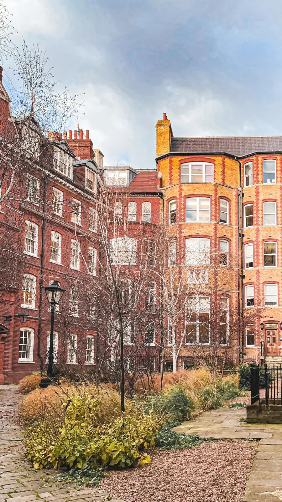 best things to do in fleet street london aesthetic - london travel guide - london bucket list - free things to do in london - city of london travel guide - best hidden gems in london - hidden places in london - most secret places in london - secret things to do in london - secret gardens in london - unusual things to do in london off the beaten path - oldest streets in london - georgian architecture in london - most beautiful streets in london - beautiful neighborhoods in london to walk around stay - historical sites in london medieval - secret courtyards in london