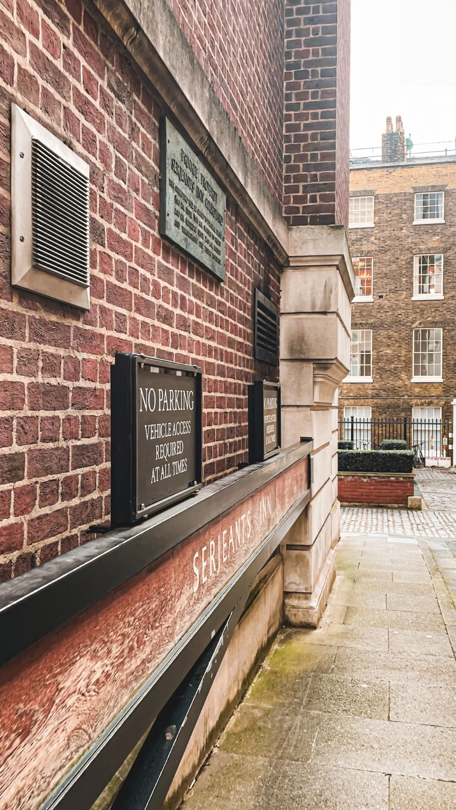 best things to do in fleet street london aesthetic - london travel guide - london bucket list - free things to do in london - city of london travel guide - best hidden gems in london - hidden places in london - most secret places in london - secret things to do in london - secret gardens in london - unusual things to do in london off the beaten path - oldest streets in london - georgian architecture in london - most beautiful streets in london - beautiful neighborhoods in london to walk around stay - historical sites in london medieval