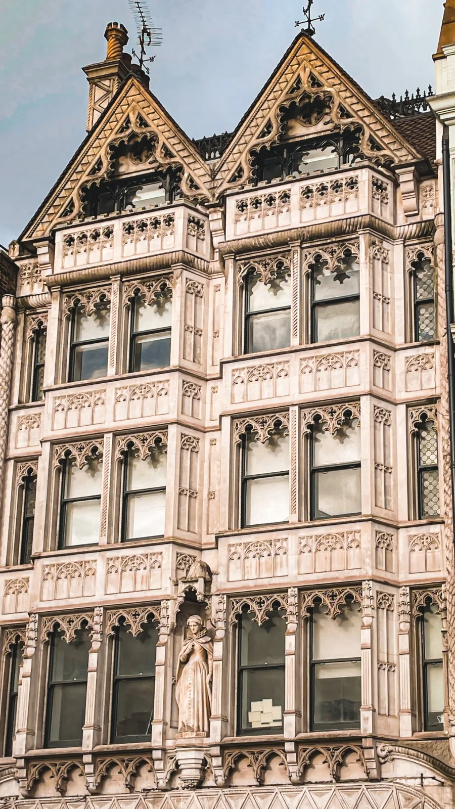 best things to do in fleet street london aesthetic - london travel guide - london bucket list - free things to do in london - city of london travel guide - best hidden gems in london - hidden places in london - most secret places in london - secret things to do in london - secret gardens in london - unusual things to do in london off the beaten path - oldest streets in london - georgian architecture in london - most beautiful streets in london - beautiful neighborhoods in london to walk around stay - historical sites in london medieval