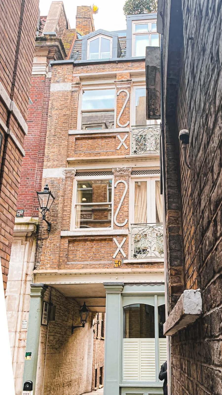 best things to do in fleet street london aesthetic - london travel guide - london bucket list - free things to do in london - city of london travel guide - best hidden gems in london - hidden places in london - most secret places in london - secret things to do in london - secret gardens in london - unusual things to do in london off the beaten path - oldest streets in london - georgian architecture in london - most beautiful streets in london - beautiful neighborhoods in london to walk around stay - historical sites in london medieval - secret courtyards in london