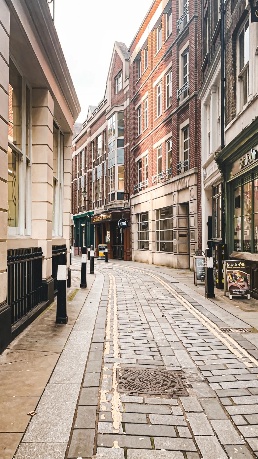 best things to do in fleet street london aesthetic - london travel guide - london bucket list - free things to do in london - city of london travel guide - best hidden gems in london - hidden places in london - most secret places in london - secret things to do in london - secret gardens in london - unusual things to do in london off the beaten path - oldest streets in london - georgian architecture in london - most beautiful streets in london - beautiful neighborhoods in london to walk around stay - historical sites in london medieval - secret courtyards in london