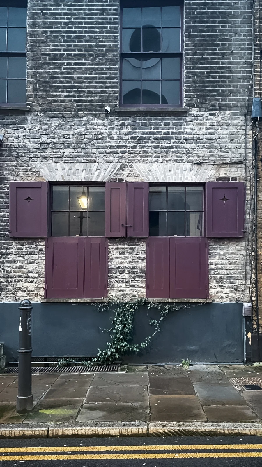 best neighborhoods in london to walk around - spitalfields london aesthetic - old spitalfields market london - london walking tour spitalfields - historic neighborhoods in london - visit spitalfields - beautiful neighborhoods in london - east london neighborhoods - east london travel guide - east london bucket list - best things to do in london - best photo spots in london - free things to do in london near liverpool street - historical sites in london - free things to do in spitalfields london - hidden gems in east london - shoreditch travel guide - spitalfields travel guide - bethnal green travel guide - unique things to do in london - unusual things to do in london off the beaten path - creepy london places - secret alleys in london passageways - secret streets in london