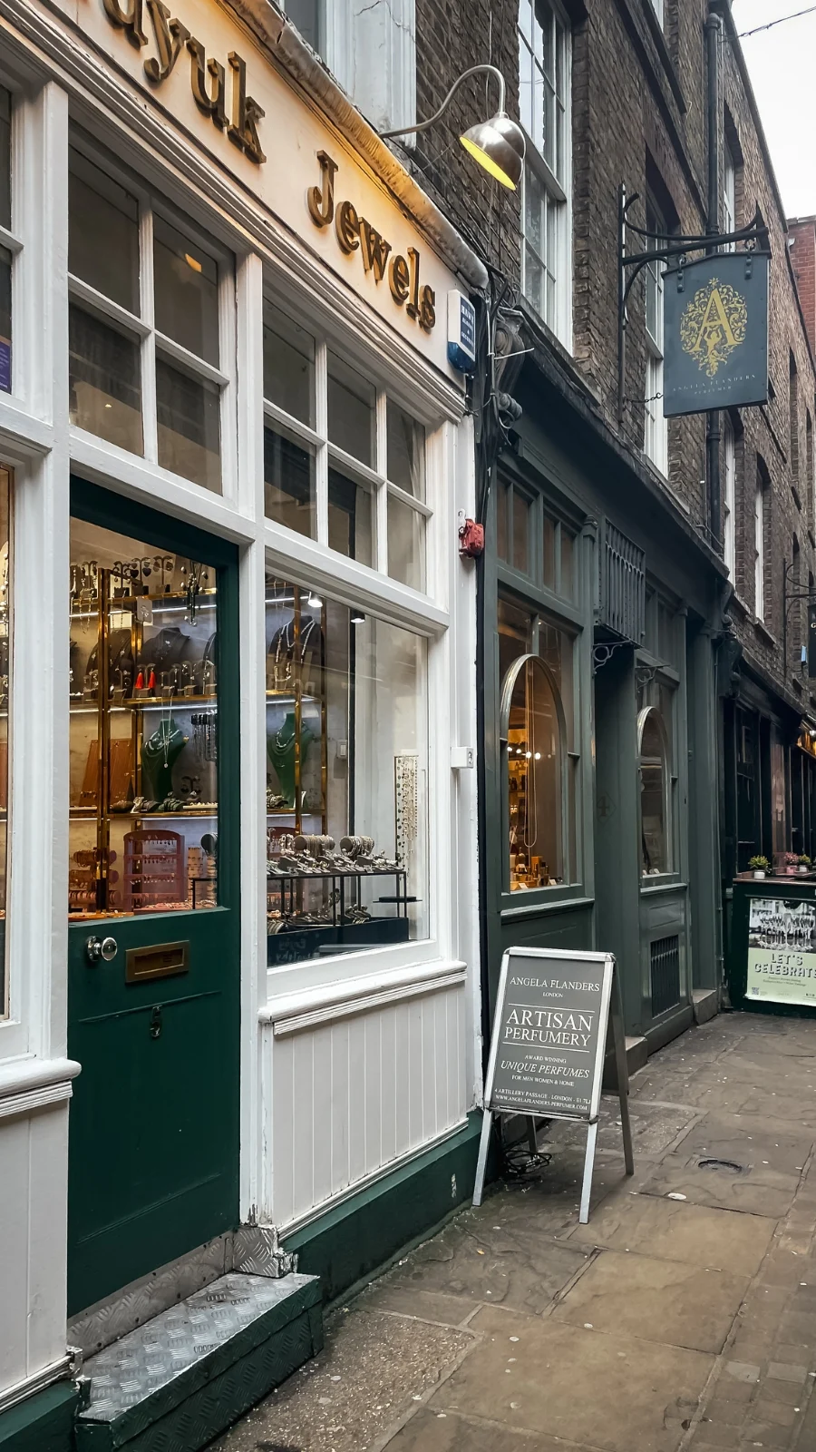 best neighborhoods in london to walk around - spitalfields london aesthetic - old spitalfields market london - london walking tour spitalfields - historic neighborhoods in london - visit spitalfields - beautiful neighborhoods in london - east london neighborhoods - east london travel guide - east london bucket list - best things to do in london - best photo spots in london - free things to do in london near liverpool street - historical sites in london - free things to do in spitalfields london - hidden gems in east london - shoreditch travel guide - spitalfields travel guide - bethnal green travel guide - unique things to do in london - unusual things to do in london off the beaten path - creepy london places - secret alleys in london passageways - secret streets in london