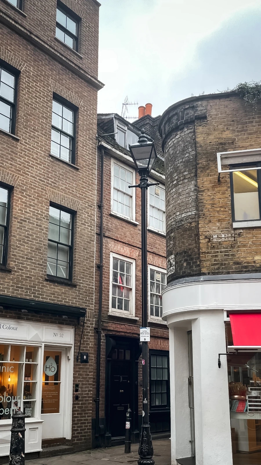 best neighborhoods in london to walk around - spitalfields london aesthetic - old spitalfields market london - london walking tour spitalfields - historic neighborhoods in london - visit spitalfields - beautiful neighborhoods in london - east london neighborhoods - east london travel guide - east london bucket list - best things to do in london - best photo spots in london - free things to do in london near liverpool street - historical sites in london - free things to do in spitalfields london - hidden gems in east london - shoreditch travel guide - spitalfields travel guide - bethnal green travel guide - unique things to do in london - unusual things to do in london off the beaten path - creepy london places - secret alleys in london passageways - secret streets in london