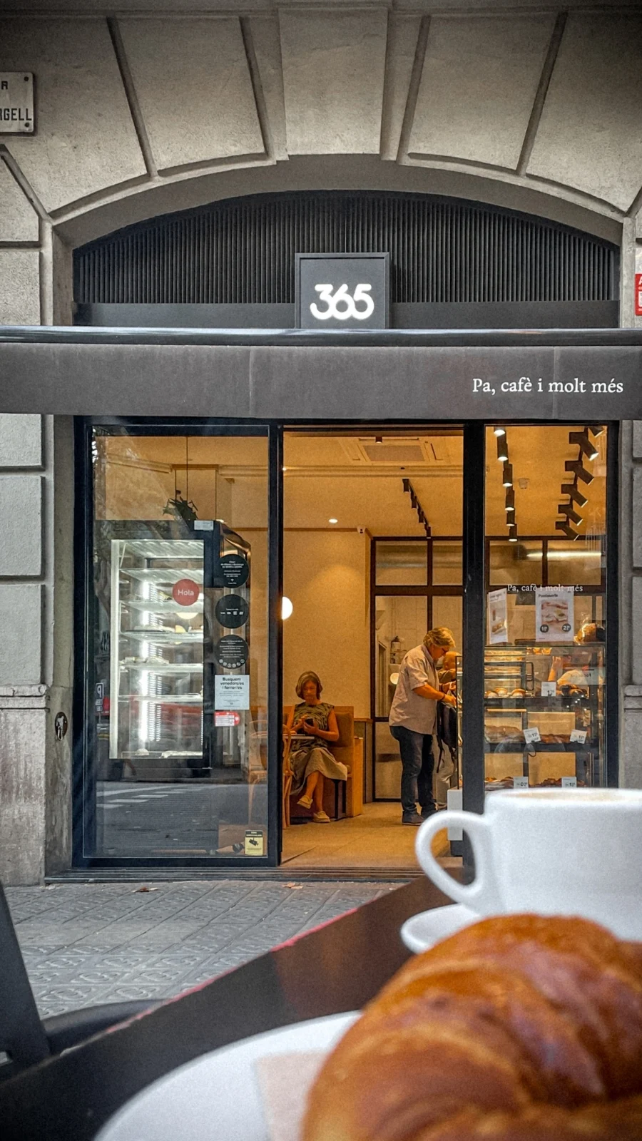 best cafes in barcelona spain - best breakfast in barcelona aesthetic - barcelona travel guide - best restaurants in barcelona bucket list - barcelona hidden food gems - best places to eat in barcelona off the beaten path - best brunch in barcelona - best coffee shops in barcelona cute cafes - best things to do in barcelona - best places to visit in barcelona 