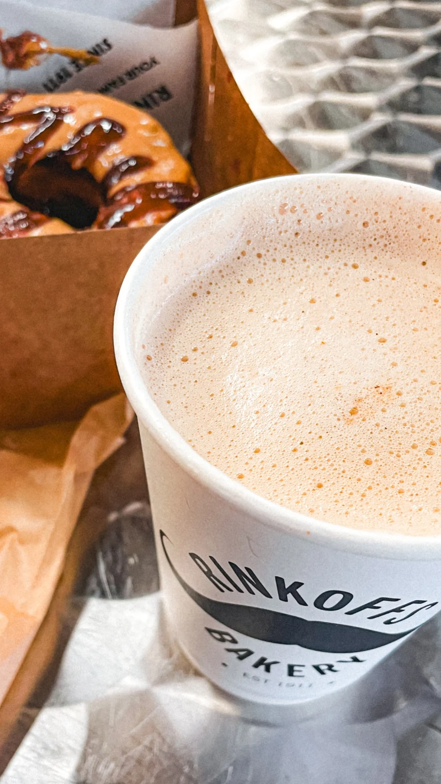 best cafes in london chai latte - best coffee shops in london - best places to have breakfast in london - best latte in london - best colorful latte in london - cute cafes in london - london food guide - london cafes guide - london travel guide - london hidden food gems - london food bucket list