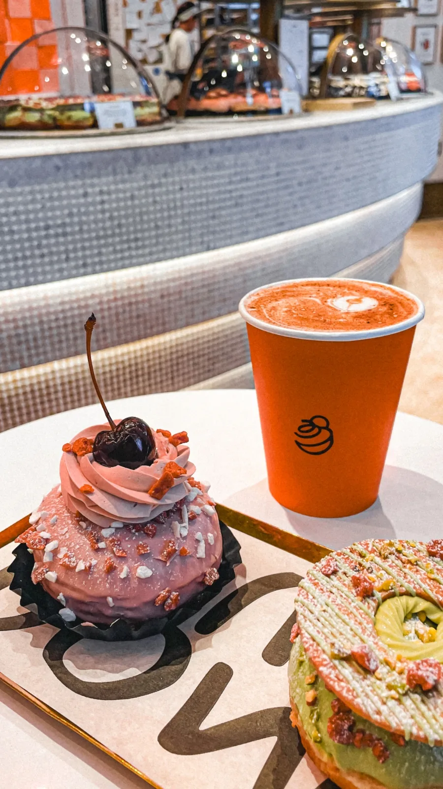 best cafes in london chai latte - best coffee shops in london - best places to have breakfast in london - best latte in london - best colorful latte in london - cute cafes in london - london food guide - london cafes guide - london travel guide - london hidden food gems - london food bucket list