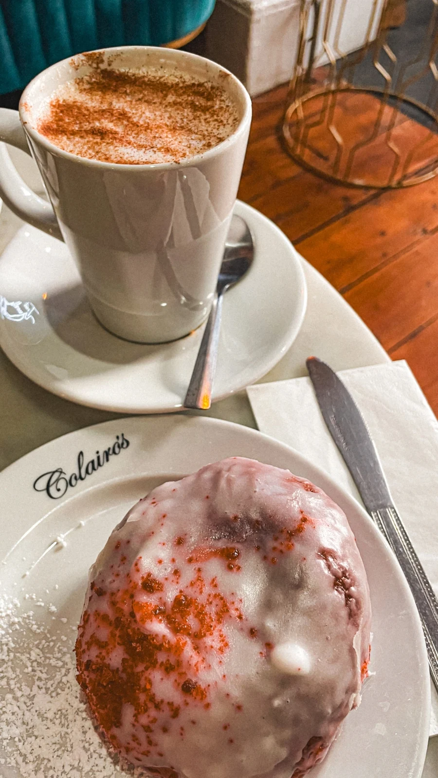 best cafes in london chai latte - best coffee shops in london - best places to have breakfast in london - best latte in london - best colorful latte in london - cute cafes in london - london food guide - london cafes guide - london travel guide - london hidden food gems - london food bucket list