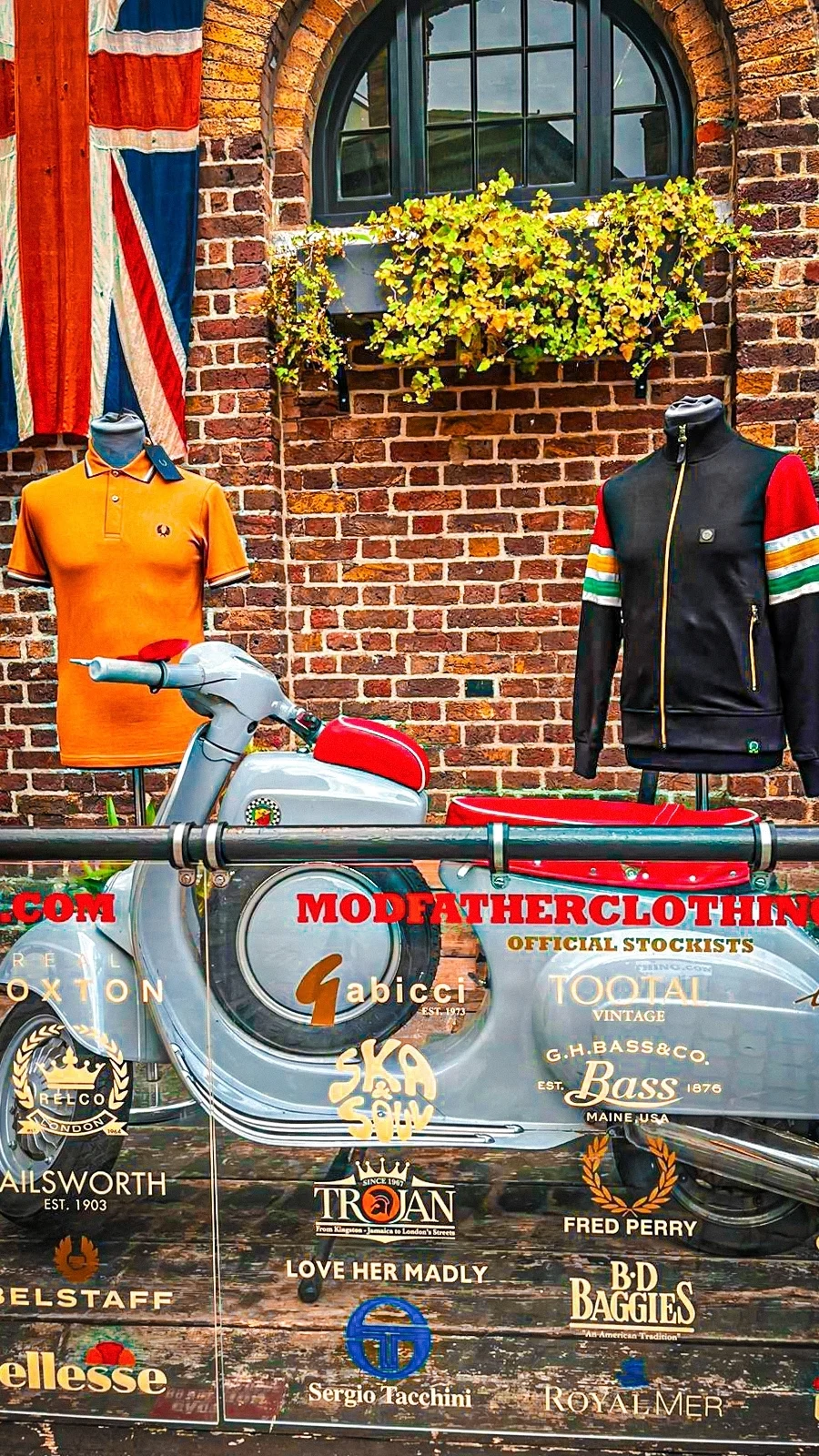 best shops in london shopping guide - best shopping in camden town - best shops in camden town - best things to do in camden town aesthetic - london travel guide - london bucket list - best things to do in london - best stores in london - beautiful places in london - best vintage shops in london - best markets in london