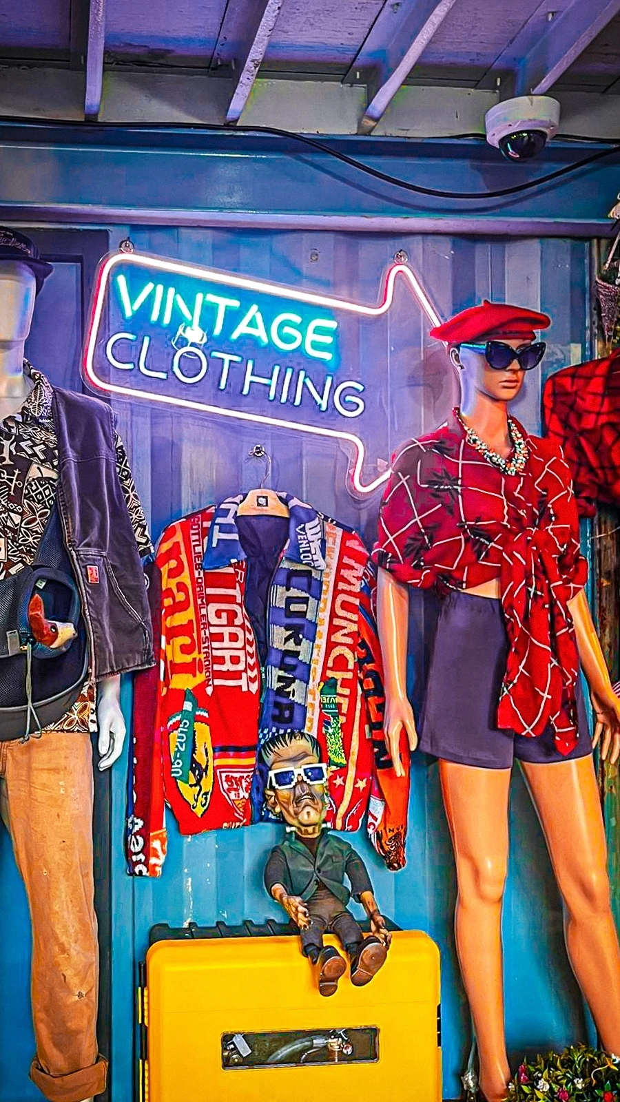best shops in london shopping guide - best shopping in camden town - best shops in camden town - best things to do in camden town aesthetic - london travel guide - london bucket list - best things to do in london - best stores in london - beautiful places in london - best vintage shops in london - best markets in london